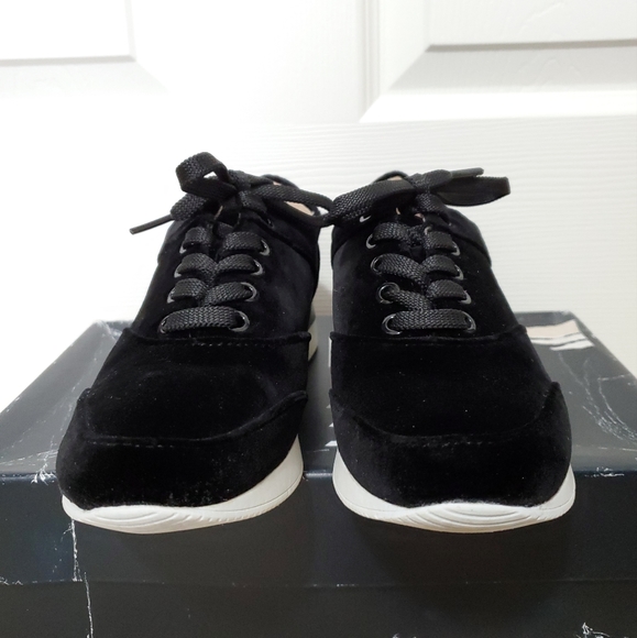 Naturalizer Jimi black velvet lace up sneakers shoes 6 padded white rubber sole - Picture 2 of 14